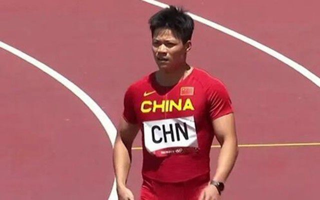 在睡觉的丈夫身边隐秘地